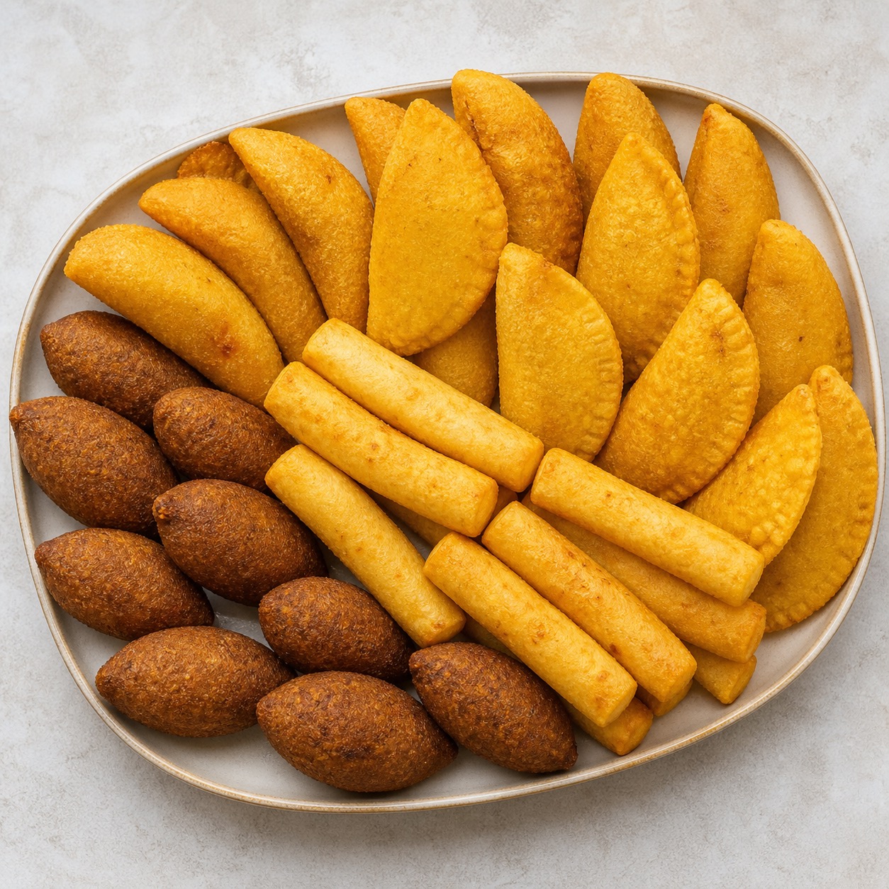 Mesa de fritos típicos DELIRICURAS: empanadas, deditos, carimañolas y quibbes